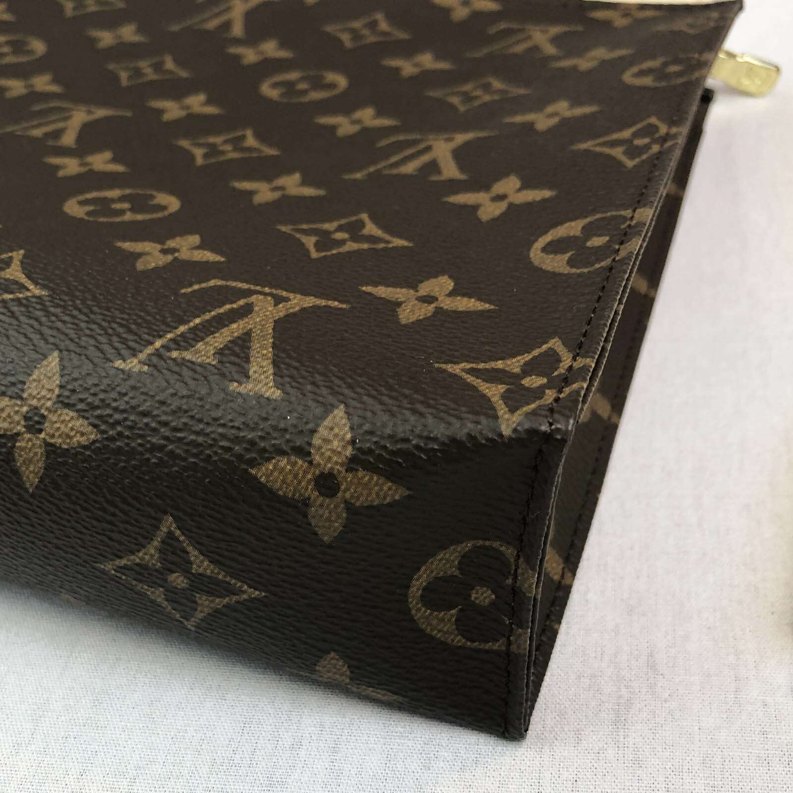 louis vuitton wash bag 26