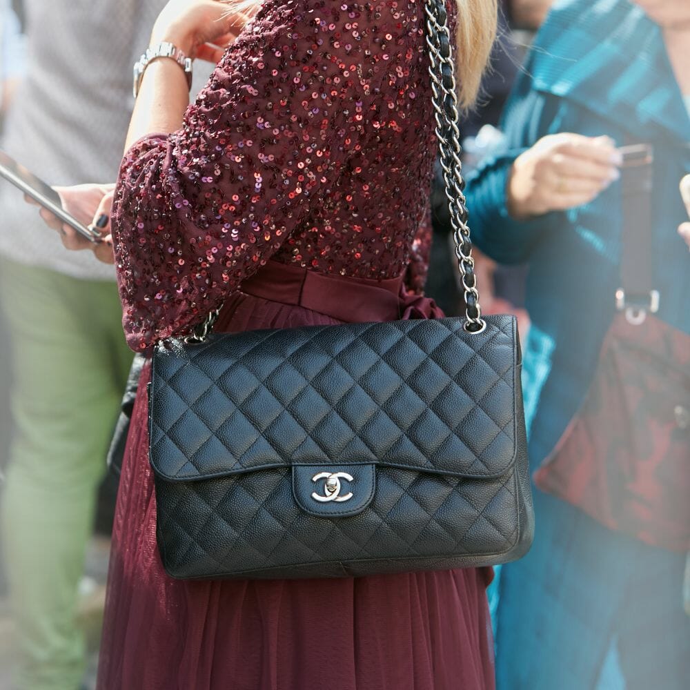 chanel 19 maxi  Chanel street style, Street style bags, Chanel classic bag  outfit